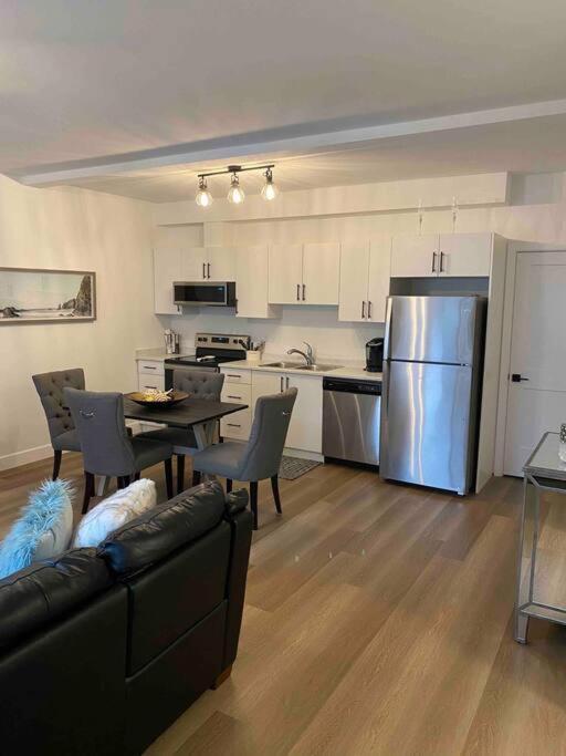 Adorable 1 Bedroom Suite- A Skip To Galloping Goose Victoria Zewnętrze zdjęcie