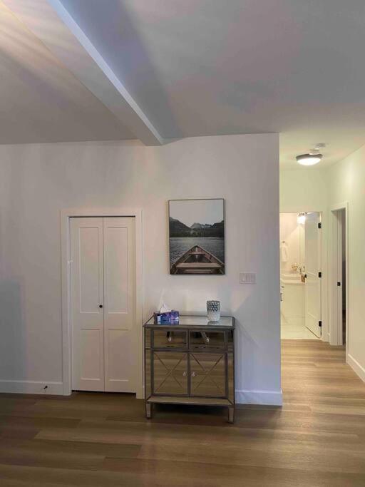 Adorable 1 Bedroom Suite- A Skip To Galloping Goose Victoria Zewnętrze zdjęcie