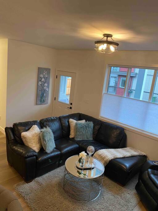 Adorable 1 Bedroom Suite- A Skip To Galloping Goose Victoria Zewnętrze zdjęcie