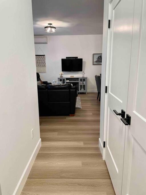 Adorable 1 Bedroom Suite- A Skip To Galloping Goose Victoria Zewnętrze zdjęcie