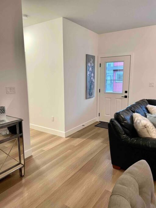 Adorable 1 Bedroom Suite- A Skip To Galloping Goose Victoria Zewnętrze zdjęcie