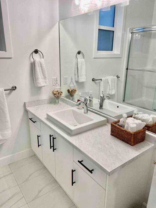 Adorable 1 Bedroom Suite- A Skip To Galloping Goose Victoria Zewnętrze zdjęcie